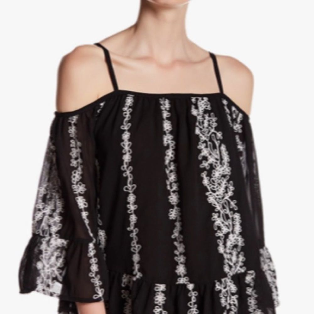 Romeo&Juliet Cold Shoulder Embroidered Top sz M